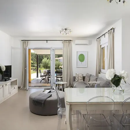 Elegant With Private Pool *