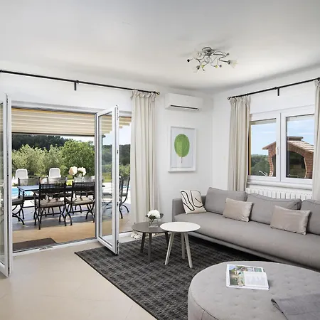 Attractive In With Swimming Pool Sorici